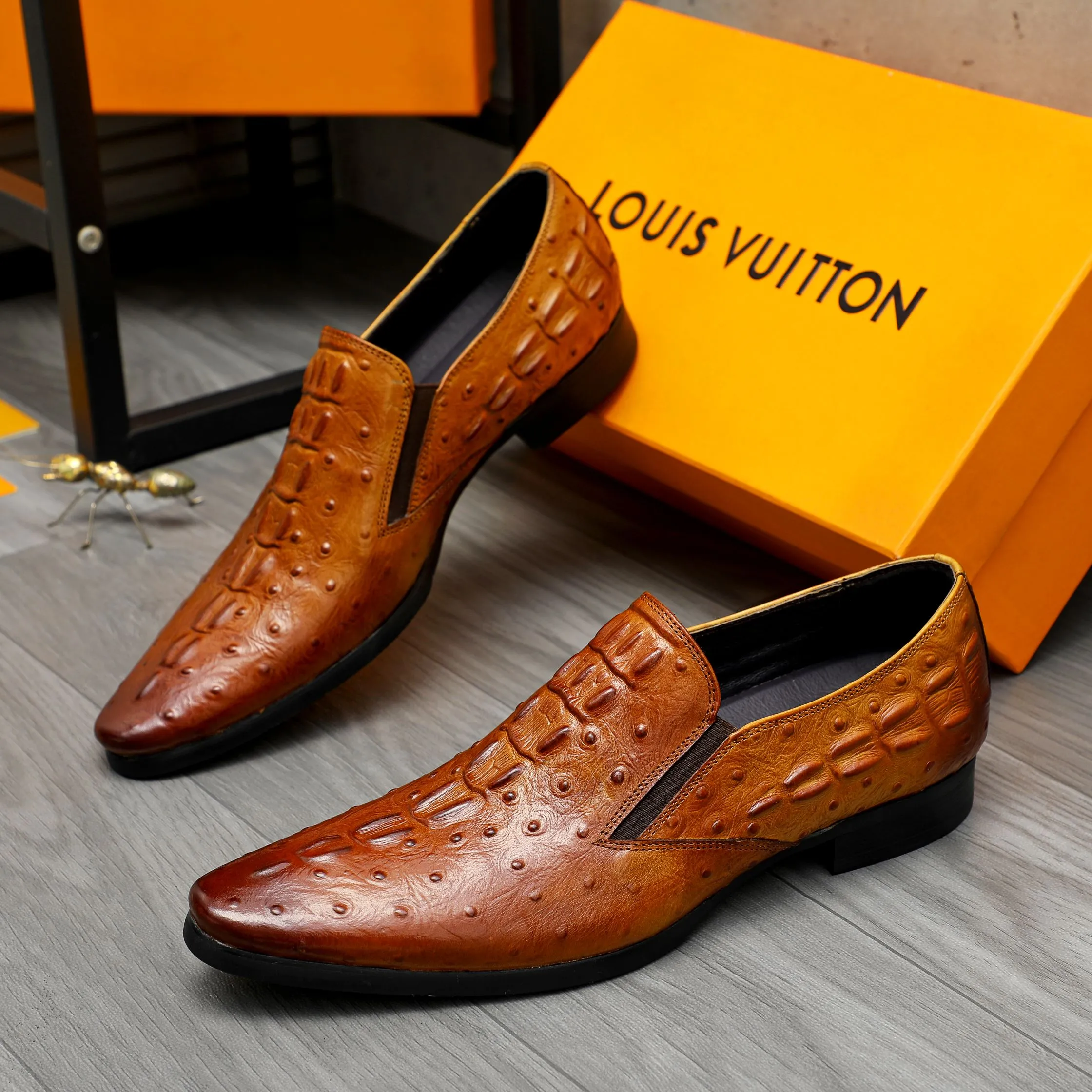 Men's shoes 💰500 Product trademark: LV "Louis Vuitton" business slip-on leather shoes Regular size: 37-46 Product material: Selected crocodile pattern cowhide upper, pigskin lining, rubber outsole